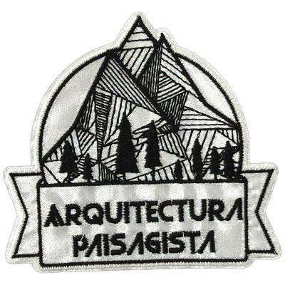 Emblema bordado prata e preto com montanhas, árvores e texto em português.