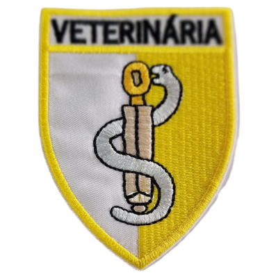 Emblema bordado VETERINÁRIA com serpente e bastão em fundo branco e amarelo