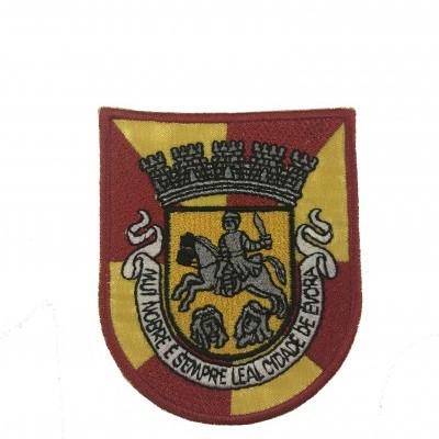 Emblema bordado com escudo vermelho e amarelo e cavaleiro a cavalo