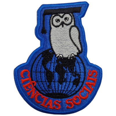 Patch bordado com coruja, globo e texto Ciências Sociais