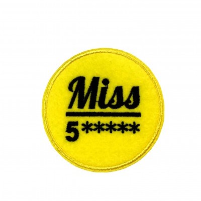 Emblema redondo amarelo com texto preto 'Miss 5*****'
