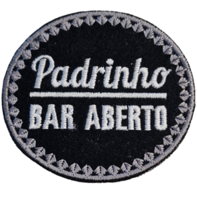Patch bordado redondo preto com texto cinza Padrinho BAR ABERTO