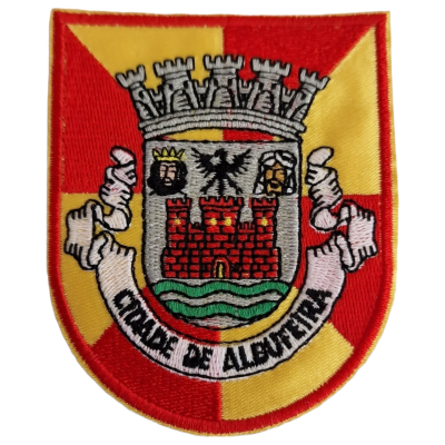 Emblema bordado da Cidade de Albufeira com castelo vermelho, águia e coroa sobre fundo vermelho e amarelo