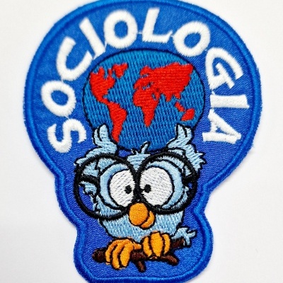 Emblema bordado com a palavra SOCIOLOGIA, globo terrestre e coruja com óculos
