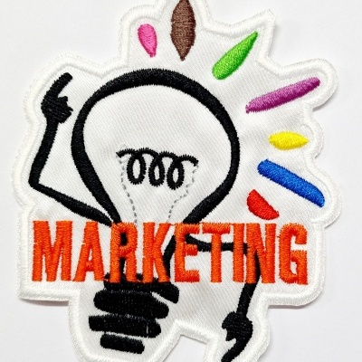 Emblema bordado lâmpada colorido com palavra MARKETING