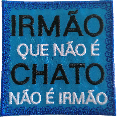 Patch azul quadrado com texto bordado em preto e branco