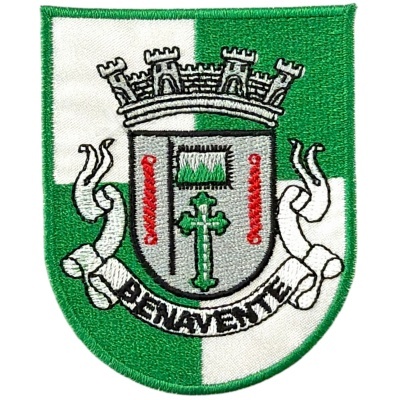 Emblema bordado com escudo verde e branco e texto BENAVENTE