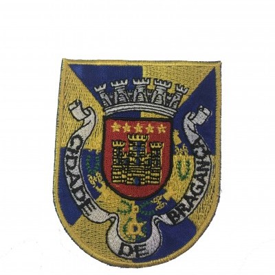 Emblema bordado com escudo vermelho, castelo, coroas e texto sobre fundo branco