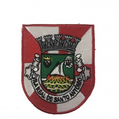 Emblema bordado da Câmara Municipal de Santo António com escudo vermelho e branco, verde e elementos coloridos