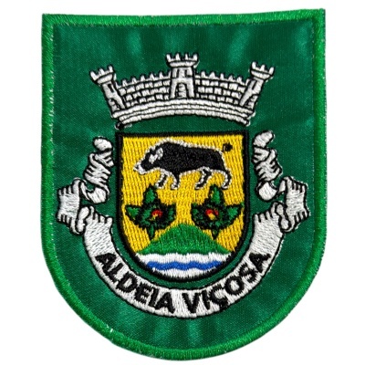 Emblema bordado em tecido verde com brasão e javali preto