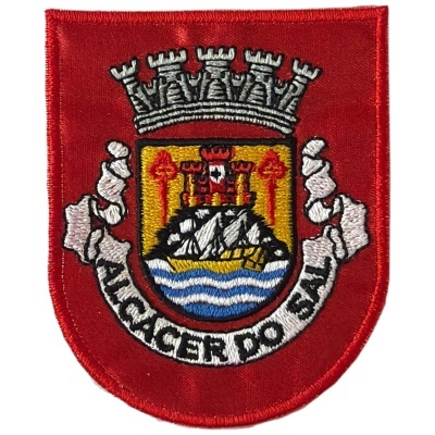 Emblema bordado vermelho com brasão colorido e texto Alcântara do Baixo
