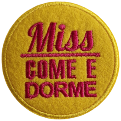 Emblema redondo amarelo com texto bordado rosa
