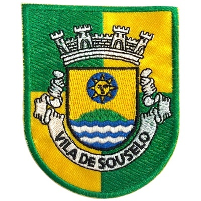 Emblema bordado com escudo verde e amarelo e texto VILA DE SOUSELHO