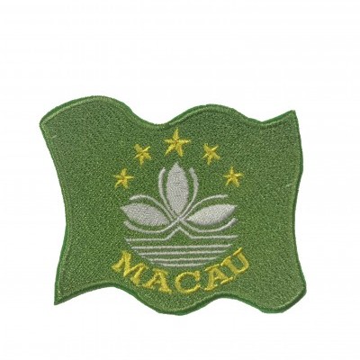 Emblema tecido verde com estrelas amarelas e texto MACAU