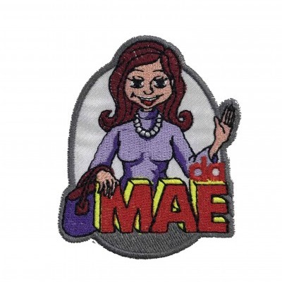 Emblema bordado com mulher estilizada e texto 'da MÃE'