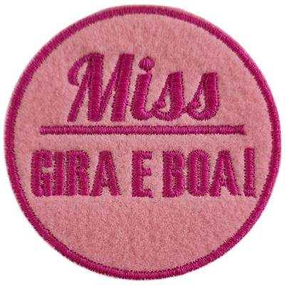Patch redondo cor-de-rosa com bordado com texto 'Miss GIRA E BOA!'