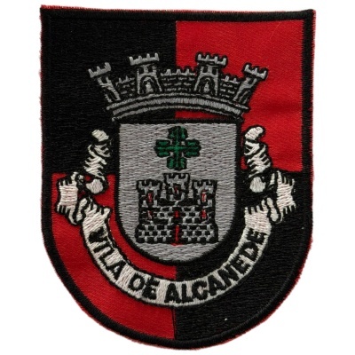 Patch bordado com escudo preto e vermelho, castelo e coroa, texto Vila Nova de Alcainez