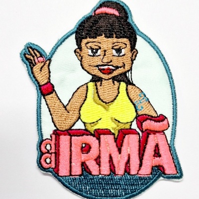 Patch bordado colorido com mulher e texto 'a IRMÃ'