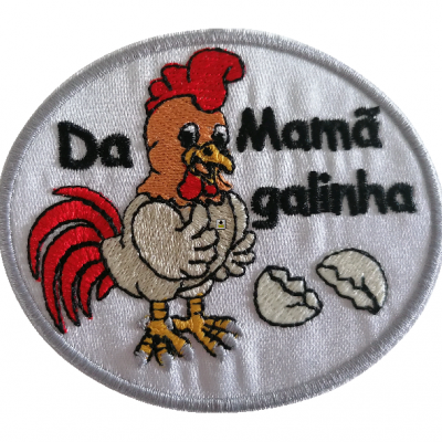 Emblema bordado com galinha e texto 'Da Mamã galinha'