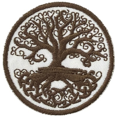 Patch bordado redondo com árvore da vida castanha em fundo branco