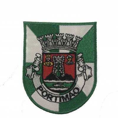 Emblema bordado verde, branco e vermelho com o texto PORTIMÃO