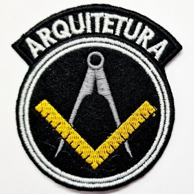 Emblema bordado preto com compasso, régua amarela e texto 'ARQUITETURA'