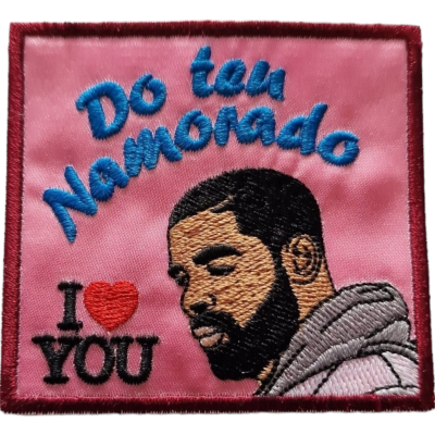 Emblema bordado cor-de-rosa com texto e rosto masculino com capuz cinza