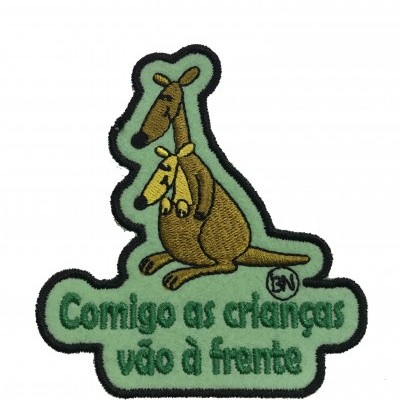 Emblema bordado com cangurus e texto em português