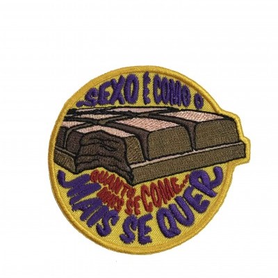 Emblema bordado redondo com barra de chocolate e texto colorido