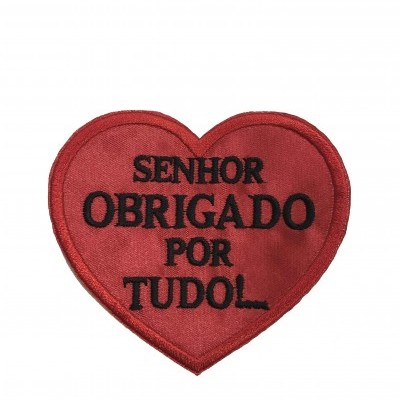 Aplique tecido coração vermelho com texto bordado preto
