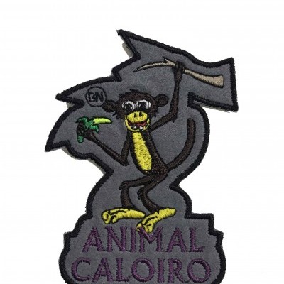 Patch bordado de um macaco com martelo e spray, texto Animal Caloiro