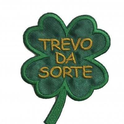 Patch bordado verde formato trevo quatro folhas com texto amarelo