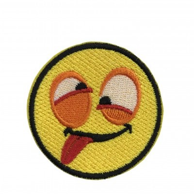 Emblema bordado redondo amarelo com rosto sorridente e língua de fora