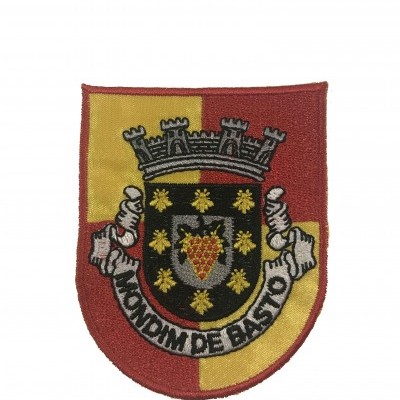 Emblema bordado com texto Vila Nova de Basto e elementos decorativos.