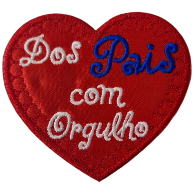 Aplique em forma de coração vermelho com texto bordado