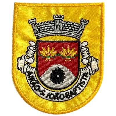 Emblema bordado com escudo vermelho, olhos e texto em fita branca