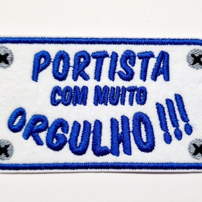Emblema bordado branco com texto azul 'PORTISTA COM MUITO ORGULHO !!!' e parafusos desenhados