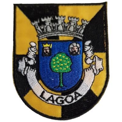 Emblema bordado com escudo azul, árvore e texto LAGOA