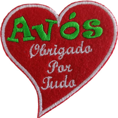 Patch bordado em forma de coração vermelho com texto em verde e branco