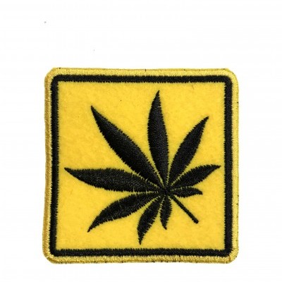 Aplicação de tecido quadrada amarela com folha preta de sete pontas