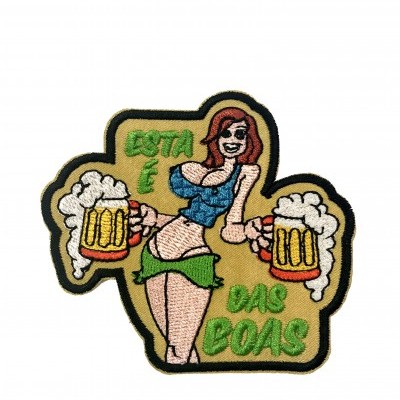 Patch bordado com mulher caricaturada a segurar canecas de cerveja e texto em português.