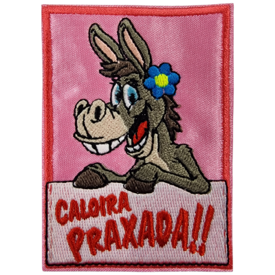 Patch bordado com burro e texto CALOIRA PRAXADA!! em fundo rosa.