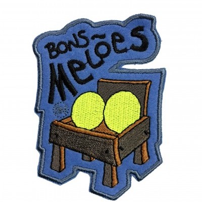Patch bordado com cadeira e bolas verdes com texto Bons Melões