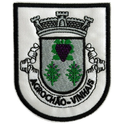 Emblema bordado de escudo com coroa e vinhas, texto NOGUEIRÃO - VINHAS