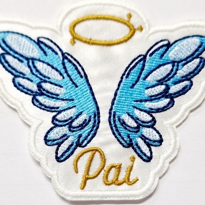 Patch bordado com asas azuis, auréola dourada e a palavra 'Pai'