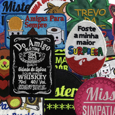 Vários patches bordados coloridos com textos em português e desenhos diversos.