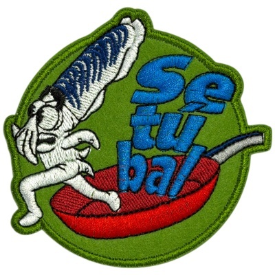 Emblema bordado com personagem extraterrestre e pimenta vermelha