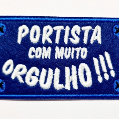 Emblema bordado azul com texto branco e parafusos nos cantos