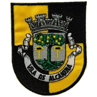Emblema bordado com escudo amarelo e preto e texto Vila de Alcanena