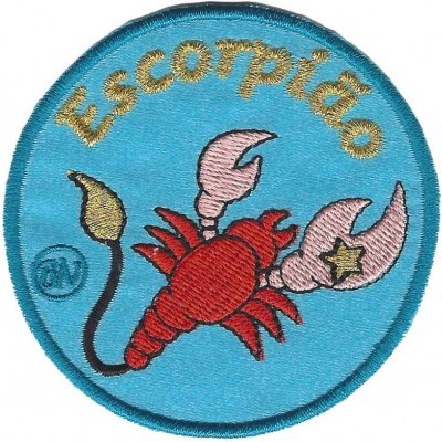 Emblema bordado redondo azul com escorpião vermelho e texto 'Escorpião' em amarelo